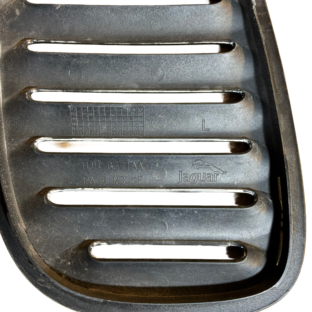 JAGUAR XKR (X100) 4.0 / 4.2 SUPERCHARGED SET OF BONNET GRILLES (HJB6370AAW / HJB6371AAW)