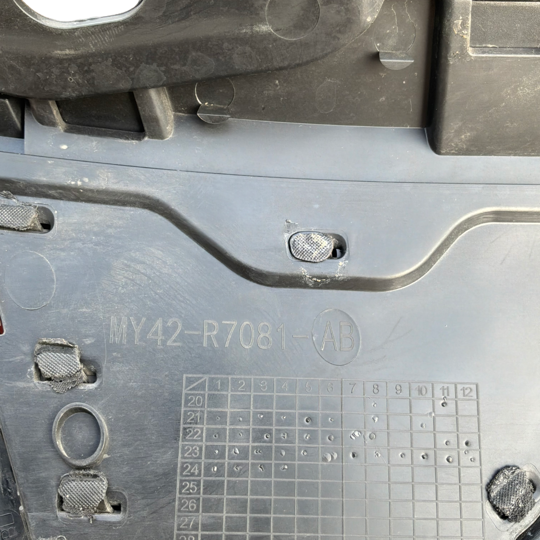 LAND ROVER DISCOVERY 5 2017> FRONT RADIATOR GRILLE