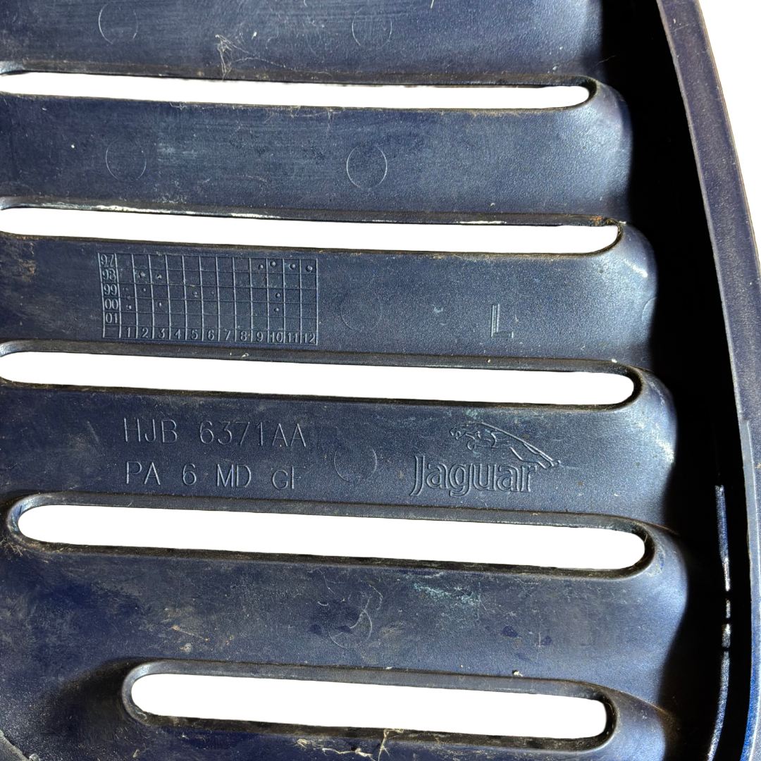 JAGUAR XKR (X100) 4.0 / 4.2 SUPERCHARGED SET OF BONNET GRILLES (HJB6370AAW / HJB6371AAW)